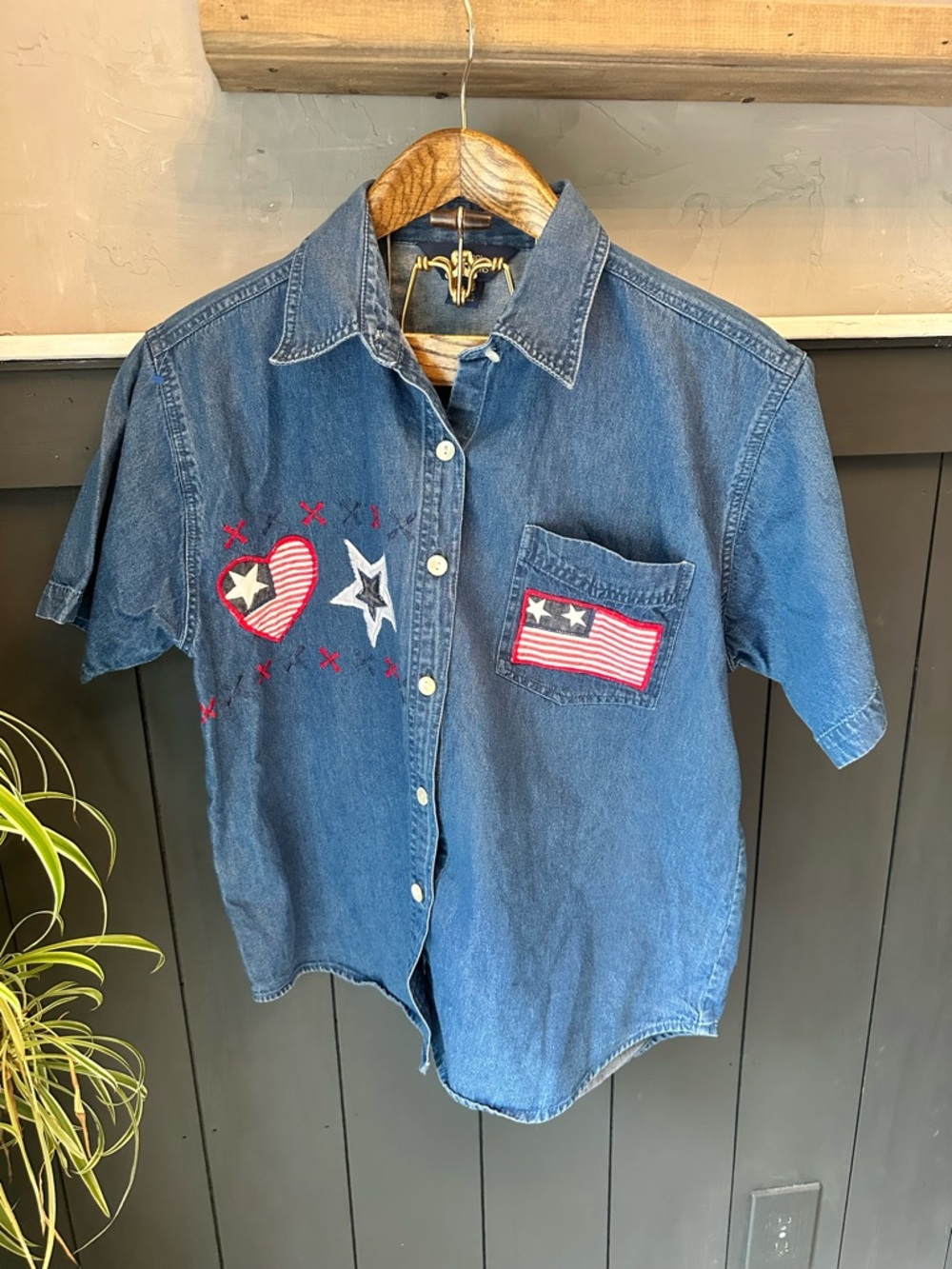 Vintage Embroidered Patriotic Blue Denim Button-Up Shirt Flag Heart sz L